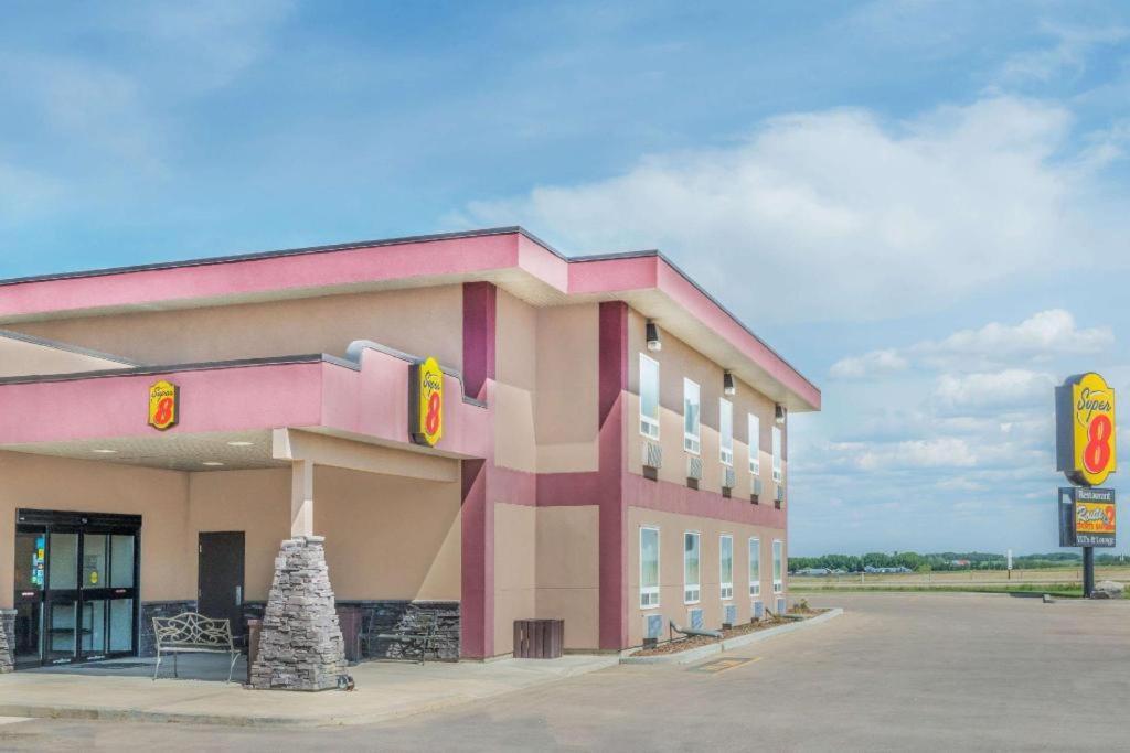 فندق سوبر 8 باي ويندام إينيسفيل Innisfail المظهر الخارجي الصورة