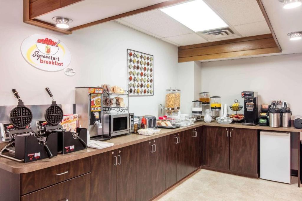 فندق سوبر 8 باي ويندام إينيسفيل Innisfail المظهر الخارجي الصورة